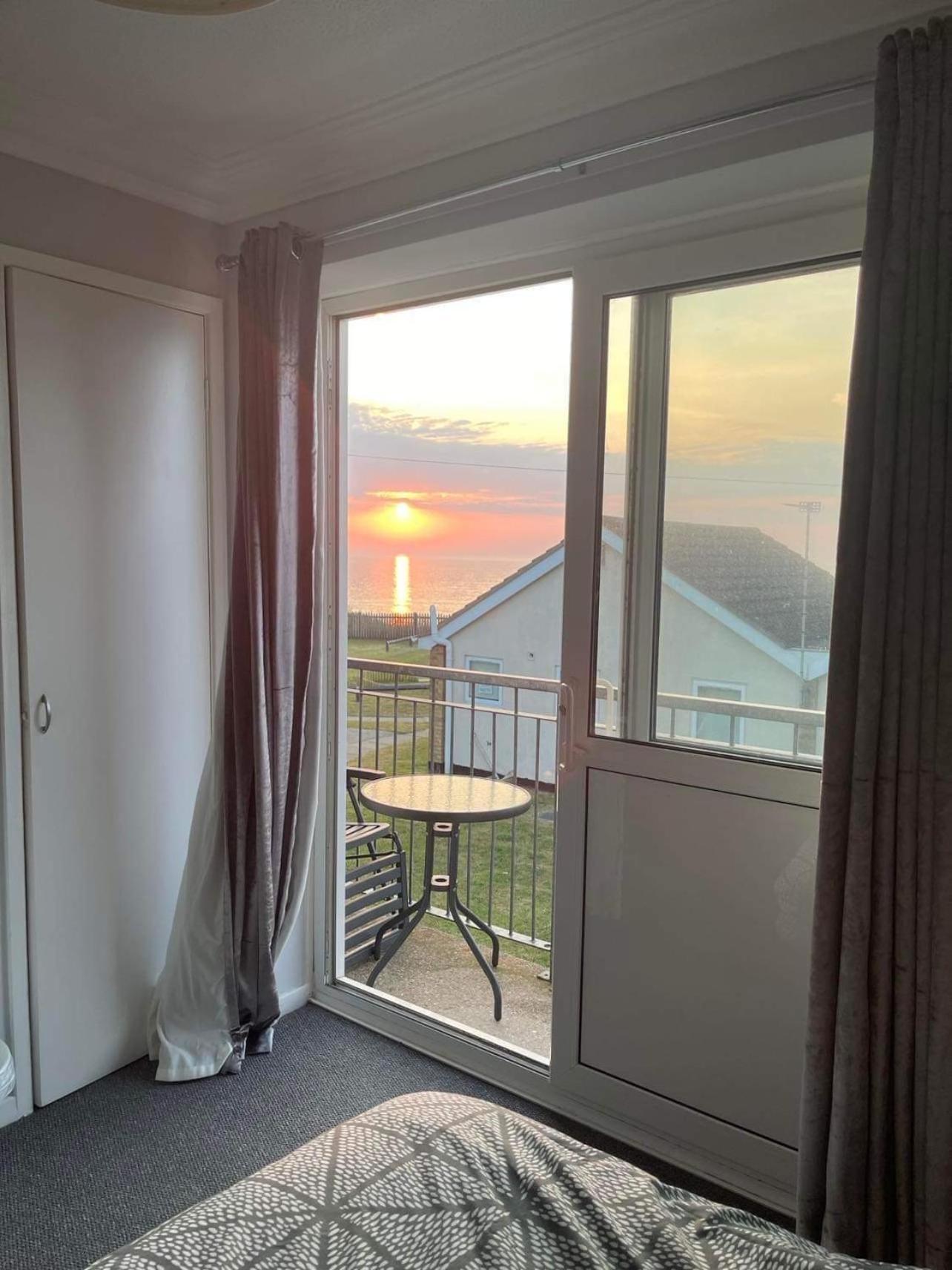 Villa Sea View 3-Bed Heated Pool Eat Bar Kids Park Lowestoft Exterior foto